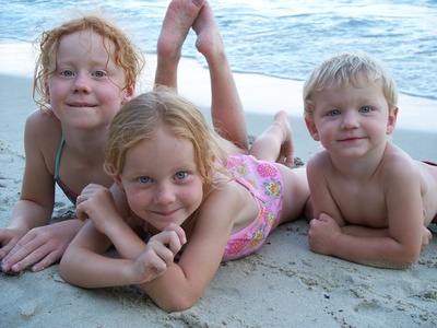 3 enfants plage